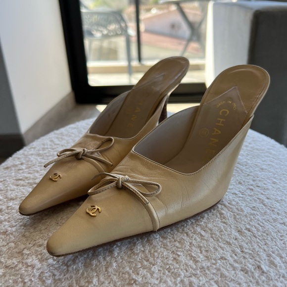 Vintage Chanel CC Beige Leather Bow Mule Heels - Picture 7 of 15